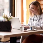 Digitale Nomaden beim mobilen Arbeiten mit Laptop im Café